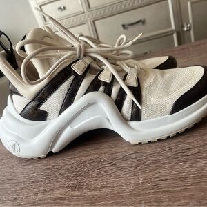 Louis Vuitton unisex sneakers used